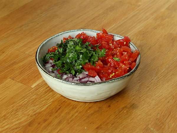 Pico de gallo a domáce tortillové čipsy - Príprava krok 1