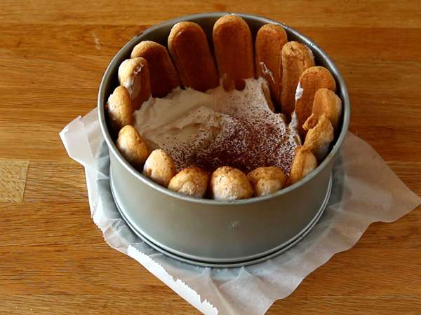 Lahodná charlotte v štýle tiramisu bez vajec - Príprava krok 4