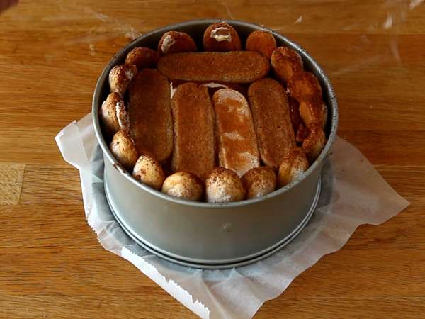 Lahodná charlotte v štýle tiramisu bez vajec - Príprava krok 6
