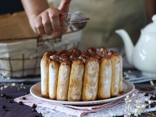Lahodná charlotte v štýle tiramisu bez vajec - Príprava krok 7