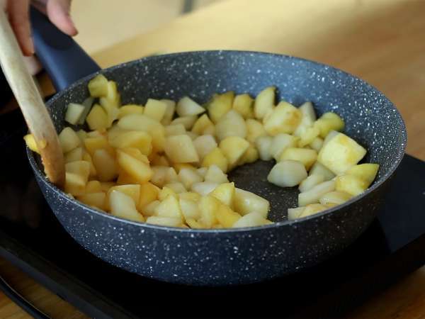 Extra chrumkavá a roztápajúca sa jablkovo-hruškový crumble - Príprava krok 1