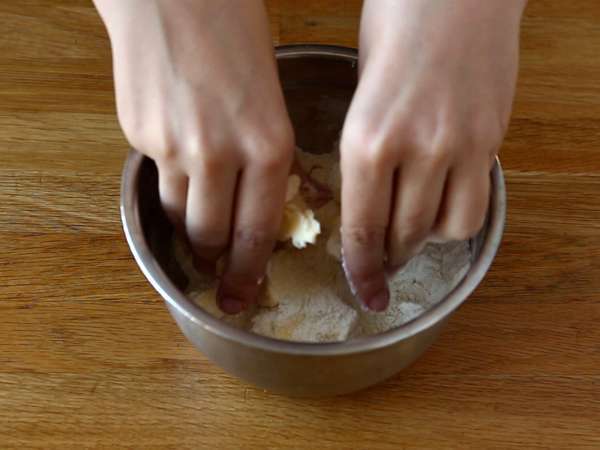 Extra chrumkavá a roztápajúca sa jablkovo-hruškový crumble - Príprava krok 2