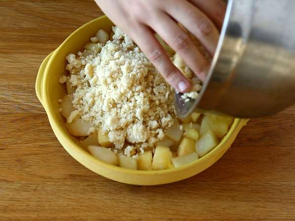 Extra chrumkavá a roztápajúca sa jablkovo-hruškový crumble - Príprava krok 3