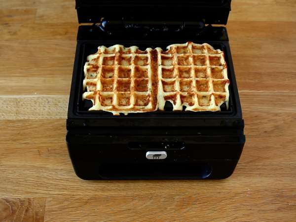 Sendvič so zemiakovými vafľami a raclette, dokonalé pohodlné jedlo - Príprava krok 4