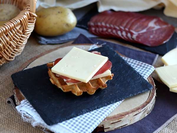 Sendvič so zemiakovými vafľami a raclette, dokonalé pohodlné jedlo - Príprava krok 7