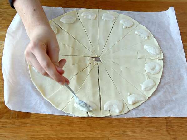 Croissanty z lístkového cesta s bešamelovou omáčkou, šunkou a syrom - Príprava krok 1