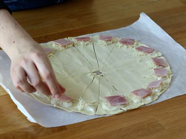 Croissanty z lístkového cesta s bešamelovou omáčkou, šunkou a syrom - Príprava krok 2