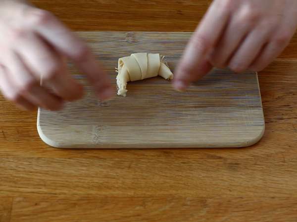 Croissanty z lístkového cesta s bešamelovou omáčkou, šunkou a syrom - Príprava krok 3