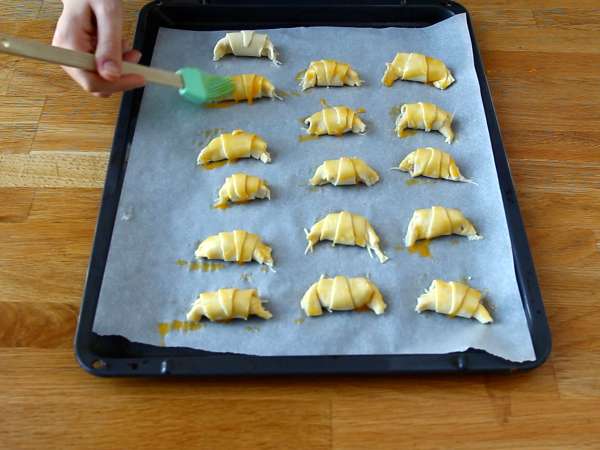 Croissanty z lístkového cesta s bešamelovou omáčkou, šunkou a syrom - Príprava krok 4