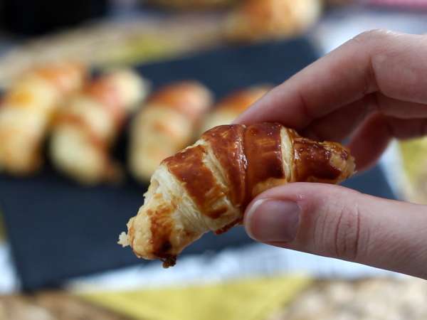 Croissanty z lístkového cesta s bešamelovou omáčkou, šunkou a syrom - Príprava krok 6