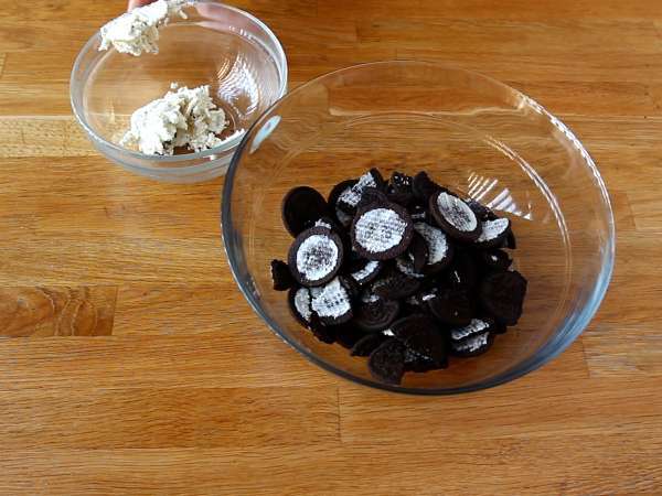 Oreo koláč len z 3 ingrediencií, hotový za 6 minút v mikrovlnnej rúre! - Príprava krok 1