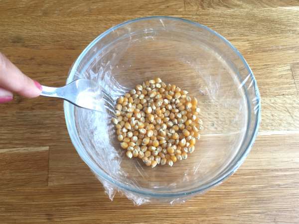 Popcorn do mikrovlnnej rúry bez oleja - Príprava krok 2