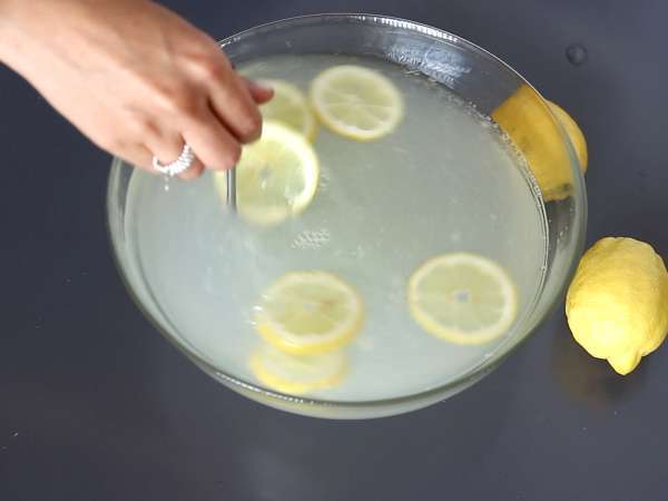 Gin fizz, o ktorý sa môžete podeliť so všetkými hosťami počas aperitívu - Príprava krok 1