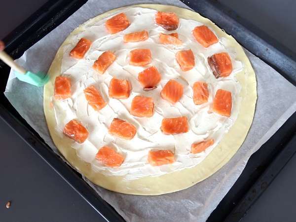 Vločkové pečivo s lososom a syrom fromage frais, ideálne na občerstvenie ako aperitív - Príprava krok 3