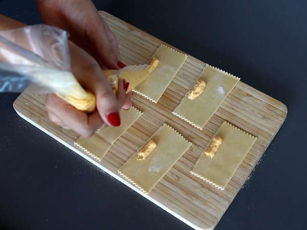 Karamelky, ravioly v tvare cukríkov s tekvicovou a ricottovou náplňou - Príprava krok 10