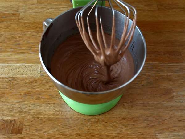 Halloween Bundt torta, lahodný čokoládový koláč - Príprava krok 3