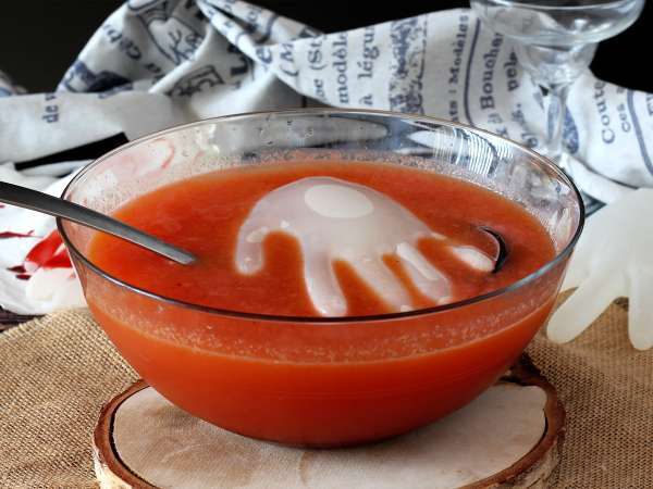 Halloweenský koktail s kockami ľadu v tvare ruky - jednoduchý návod! - Príprava krok 5