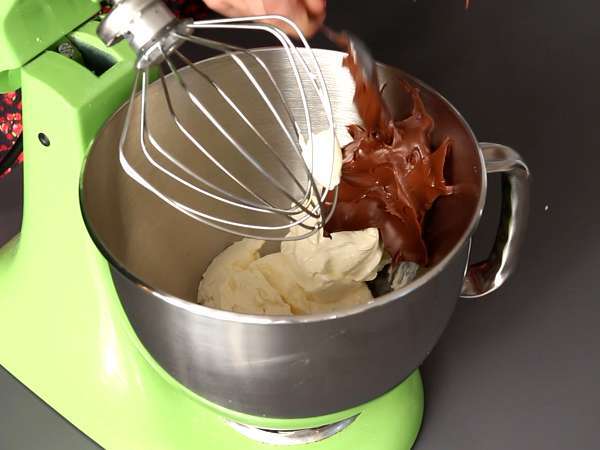 Brioška Pandoro plnená krémom Nutella a vanilkovým krémom v tvare vianočného stromčeka - Príprava krok 1