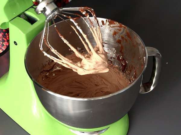 Brioška Pandoro plnená krémom Nutella a vanilkovým krémom v tvare vianočného stromčeka - Príprava krok 2