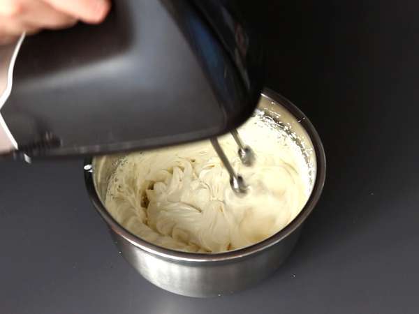 Brioška Pandoro plnená krémom Nutella a vanilkovým krémom v tvare vianočného stromčeka - Príprava krok 4
