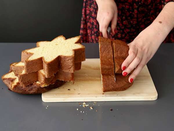 Brioška Pandoro plnená krémom Nutella a vanilkovým krémom v tvare vianočného stromčeka - Príprava krok 5