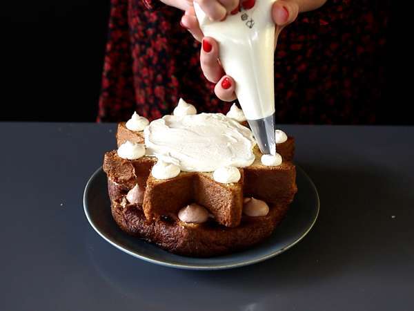 Brioška Pandoro plnená krémom Nutella a vanilkovým krémom v tvare vianočného stromčeka - Príprava krok 7