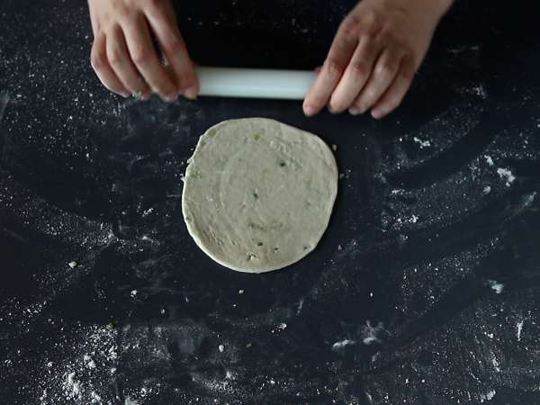Čínske palacinky so zelenou cibuľkou - Scallion pancakes - Príprava krok 4