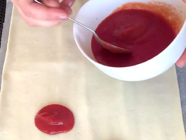 Maxi twisty z lístkového cesta (paradajky, šunka, mozzarella, petržlenová vňať) - Príprava krok 1