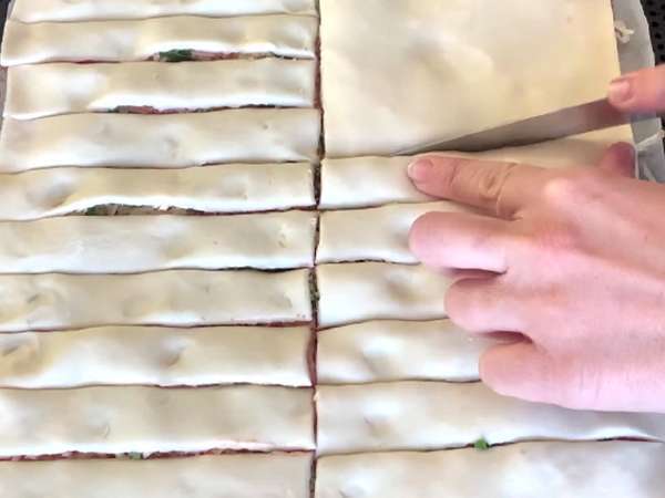 Maxi twisty z lístkového cesta (paradajky, šunka, mozzarella, petržlenová vňať) - Príprava krok 4