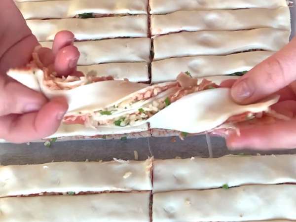 Maxi twisty z lístkového cesta (paradajky, šunka, mozzarella, petržlenová vňať) - Príprava krok 5