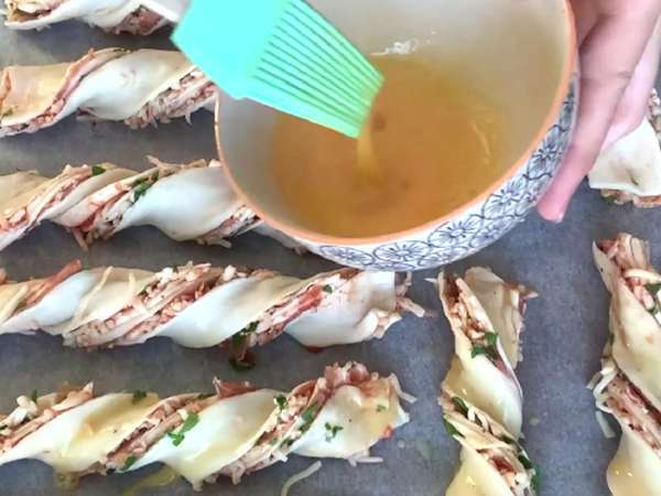 Maxi twisty z lístkového cesta (paradajky, šunka, mozzarella, petržlenová vňať) - Príprava krok 6