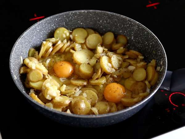 Huevos rotos, veľmi jednoduchý španielsky recept na báze zemiakov a vajec - Príprava krok 4