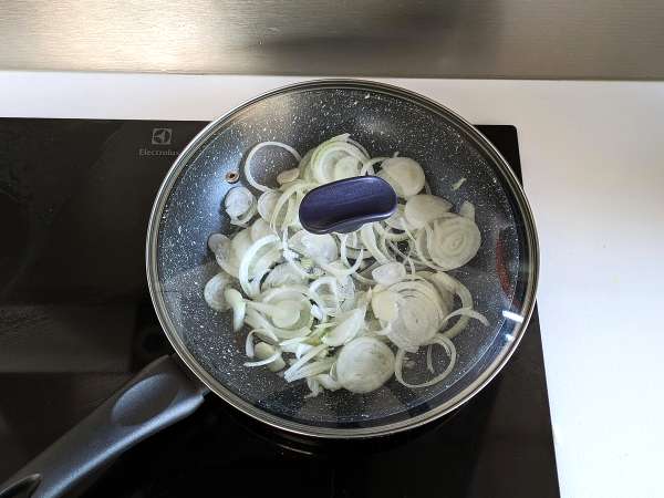 Cibuľová omeleta, chutný a ľahko pripraviteľný recept - Príprava krok 2