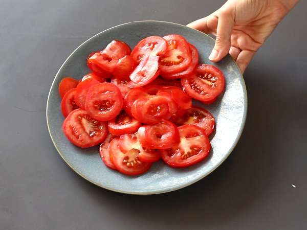 Vegetariánsky koláč s paradajkami a fetou, ideálny na piknik! - Príprava krok 1
