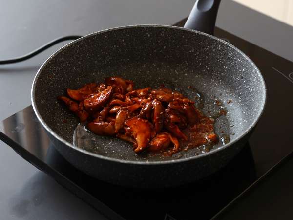 Huby na kórejský spôsob - huby shiitake v omáčke gochujang - Príprava krok 5