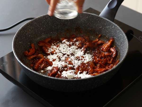 Huby na kórejský spôsob - huby shiitake v omáčke gochujang - Príprava krok 6