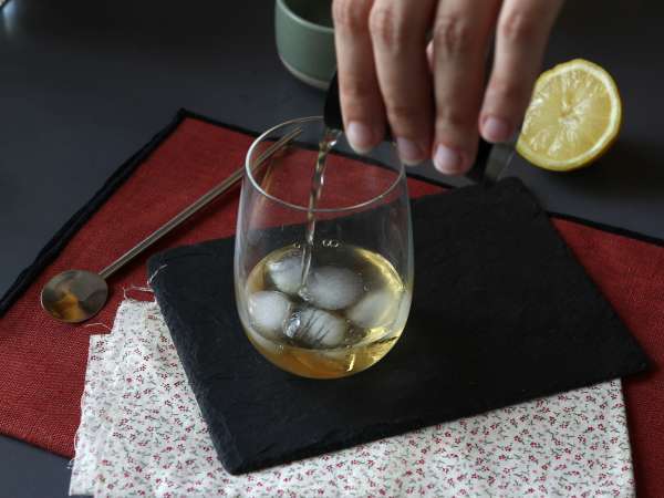 Spritz St-Germain s likérom z bazového kvetu, mimoriadne svieži koktail na leto - Príprava krok 2