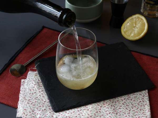 Spritz St-Germain s likérom z bazového kvetu, mimoriadne svieži koktail na leto - Príprava krok 3