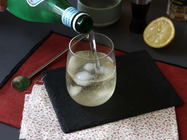 Spritz St-Germain s likérom z bazového kvetu, mimoriadne svieži koktail na leto - Príprava krok 4