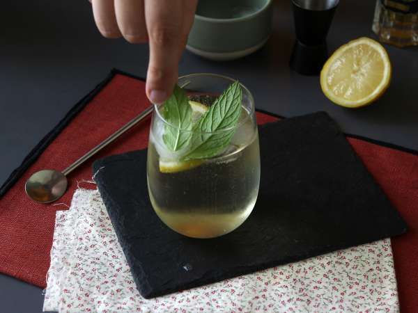 Spritz St-Germain s likérom z bazového kvetu, mimoriadne svieži koktail na leto - Príprava krok 5