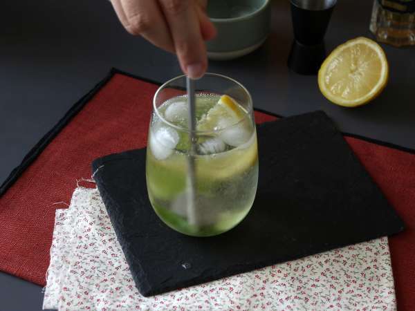Spritz St-Germain s likérom z bazového kvetu, mimoriadne svieži koktail na leto - Príprava krok 6