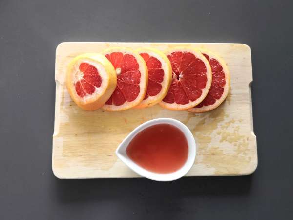 Voda s príchuťou grapefruitu a rozmarínu: detoxikačný nápoj bez pridaného cukru - Príprava krok 1