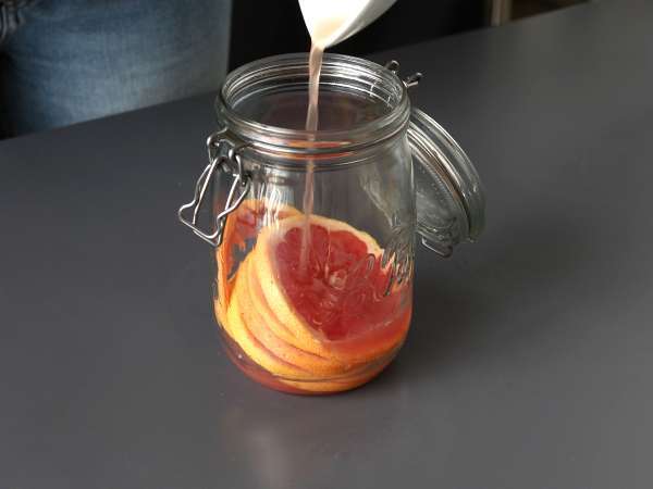 Voda s príchuťou grapefruitu a rozmarínu: detoxikačný nápoj bez pridaného cukru - Príprava krok 2