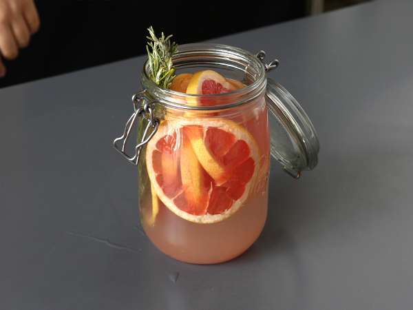 Voda s príchuťou grapefruitu a rozmarínu: detoxikačný nápoj bez pridaného cukru - Príprava krok 3