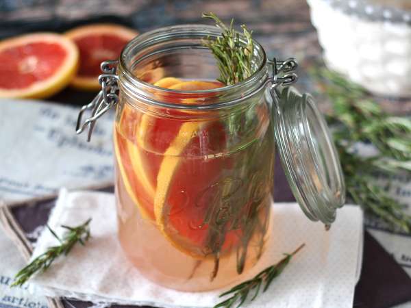 Voda s príchuťou grapefruitu a rozmarínu: detoxikačný nápoj bez pridaného cukru - Príprava krok 4