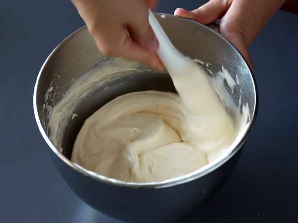 Jednoduchá roláda s príchuťou Kinder Bueno, ideálna ako narodeninová torta alebo vianočný špalček! - Príprava krok 3