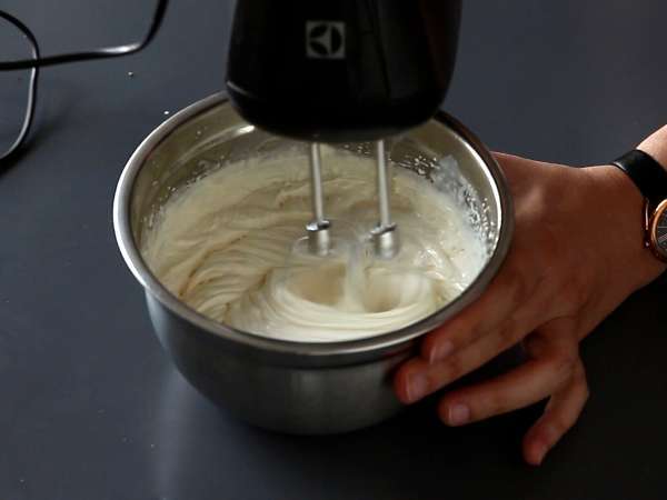 Jednoduchá roláda s príchuťou Kinder Bueno, ideálna ako narodeninová torta alebo vianočný špalček! - Príprava krok 6
