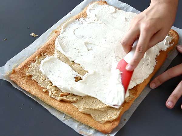Jednoduchá roláda s príchuťou Kinder Bueno, ideálna ako narodeninová torta alebo vianočný špalček! - Príprava krok 8