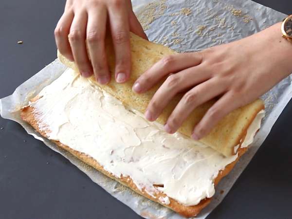 Jednoduchá roláda s príchuťou Kinder Bueno, ideálna ako narodeninová torta alebo vianočný špalček! - Príprava krok 9