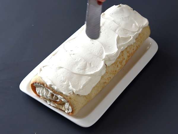 Jednoduchá roláda s príchuťou Kinder Bueno, ideálna ako narodeninová torta alebo vianočný špalček! - Príprava krok 10